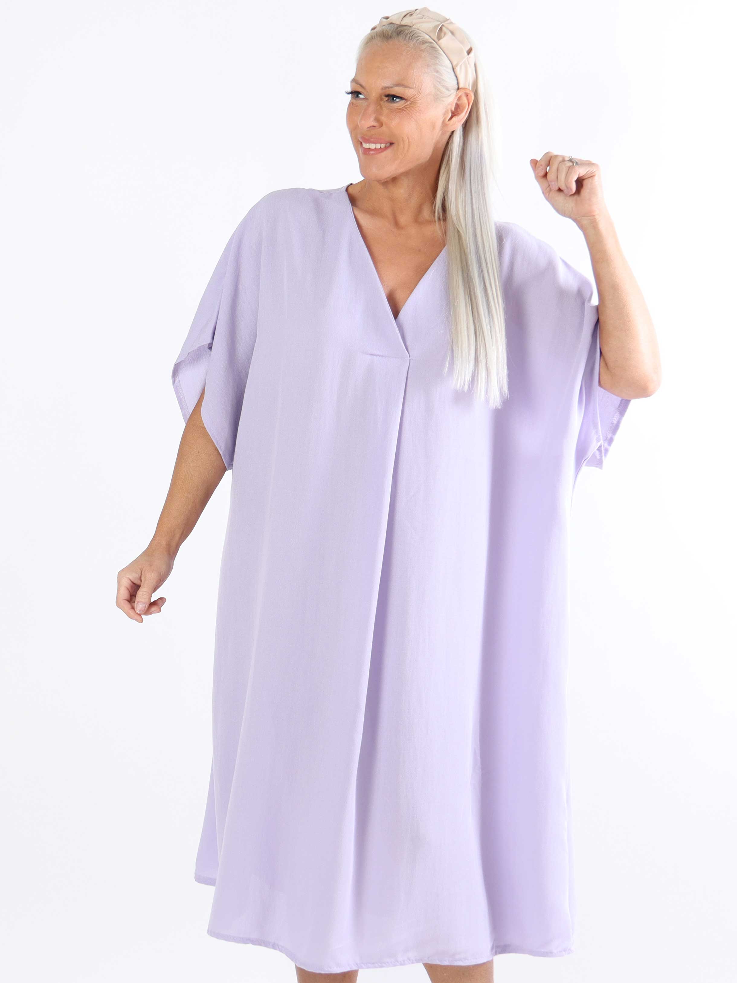 Astrid - Enkel plus size-klänning med v-ringning
